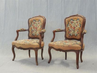 Paire de fauteuils cabriolet en bois sculpté,...