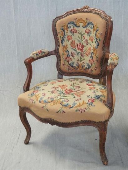 Paire de fauteuils cabriolet en bois sculpté,...