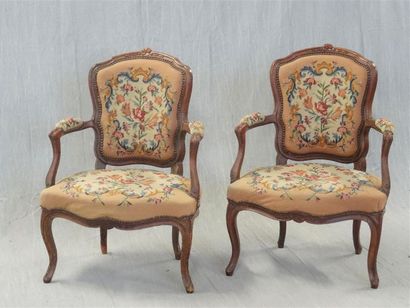 Paire de fauteuils cabriolet en bois sculpté,...