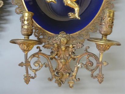 Paire d'appliques en bronze et céramique...