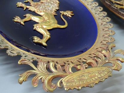 Paire d'appliques en bronze et céramique...