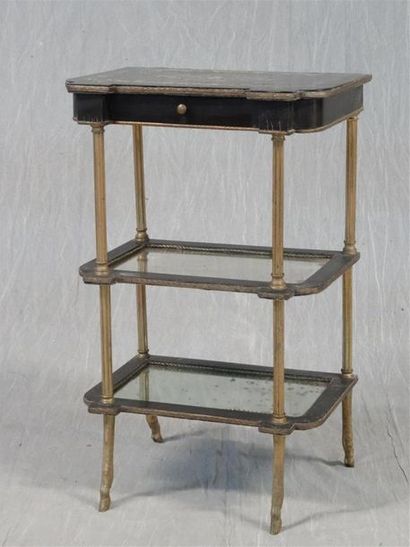 Table d'appoint en bois laqué et doré à pied...