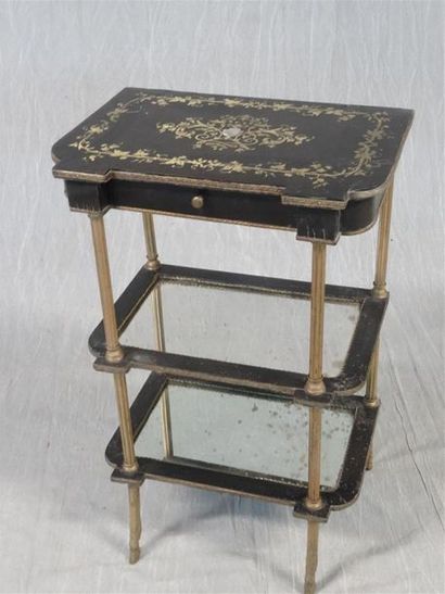 Table d'appoint en bois laqué et doré à pied...