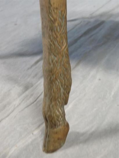 Table d'appoint en bois laqué et doré à pied...