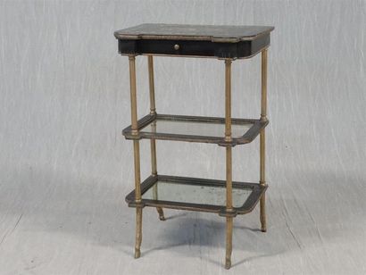 Table d'appoint en bois laqué et doré à pied...
