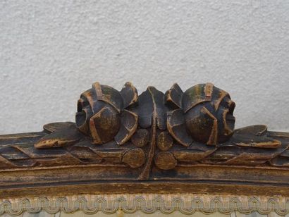 Salon en bois sculpté et doré comprenant:...