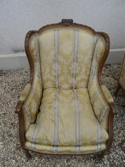 Salon en bois sculpté et doré comprenant:...