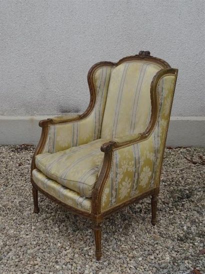 Salon en bois sculpté et doré comprenant:...