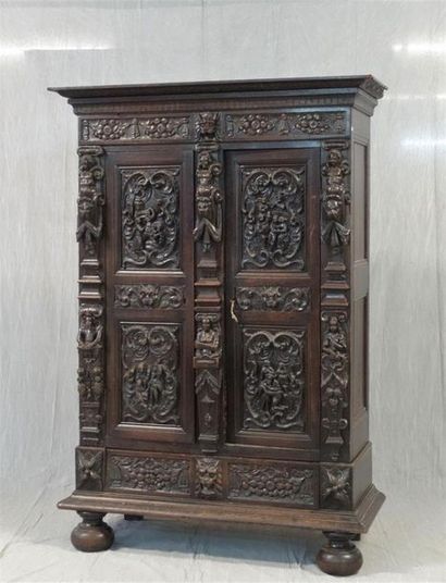 Petite armoire en bois sculpté à riche décor...