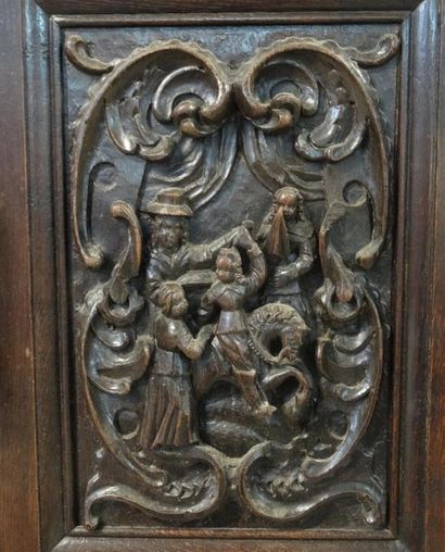Petite armoire en bois sculpté à riche décor...