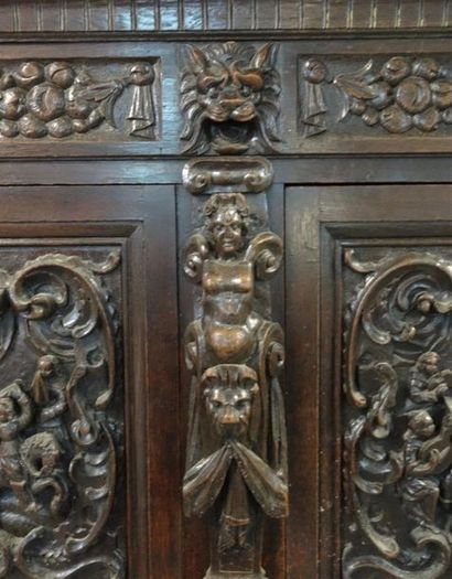 Petite armoire en bois sculpté à riche décor...
