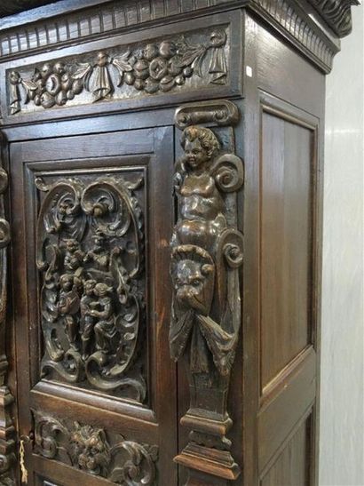 Petite armoire en bois sculpté à riche décor...