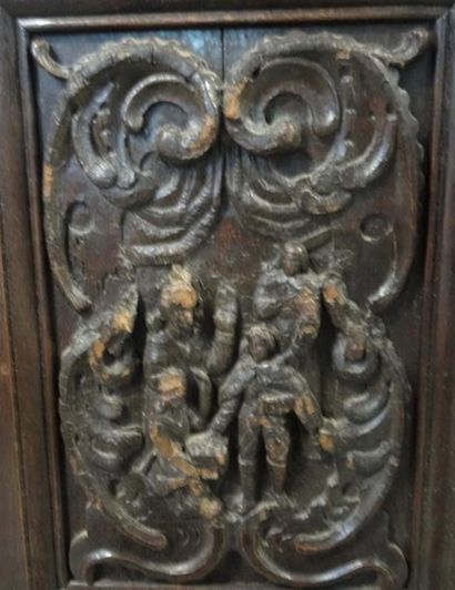 Petite armoire en bois sculpté à riche décor...