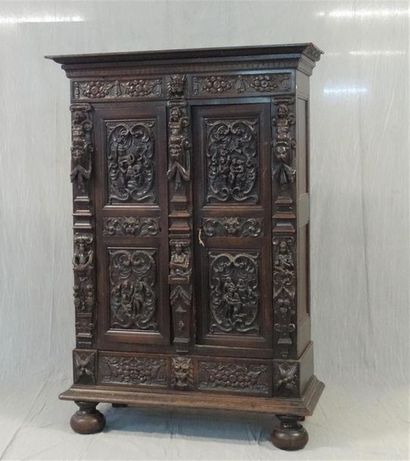 Petite armoire en bois sculpté à riche décor...
