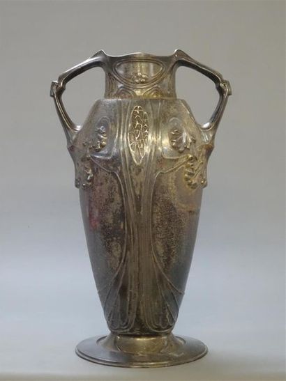 Grand vase en bronze argenté Art Nouveau.
H:...