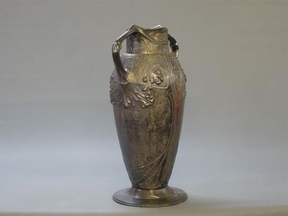 Grand vase en bronze argenté Art Nouveau.
H:...