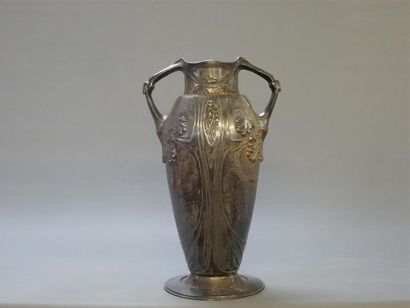 Grand vase en bronze argenté Art Nouveau.
H:...