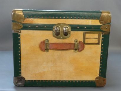 Malle de voyage à compartiments 
44 x 80...