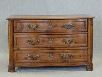 Commode galbée en noyer, ouvrant à trois...