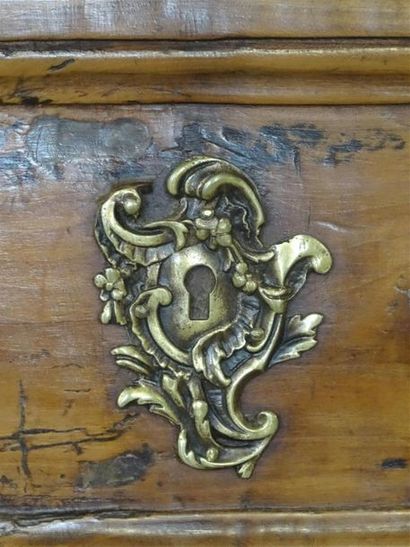 Commode galbée en noyer, ouvrant à trois...