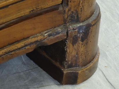 Commode galbée en noyer, ouvrant à trois...