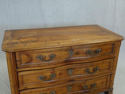 Commode galbée en noyer, ouvrant à trois...