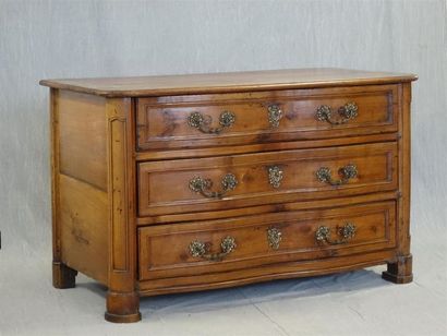 Commode galbée en noyer, ouvrant à trois...