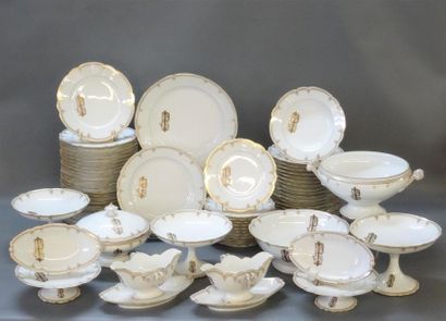 Beau service de table en porcelaine blanche...