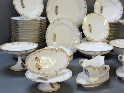 Beau service de table en porcelaine blanche...