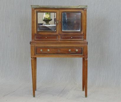 Bonheur du jour en acajou et galerie de laiton
Style...