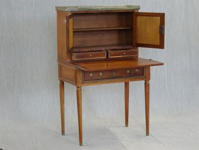 Bonheur du jour en acajou et galerie de laiton
Style...
