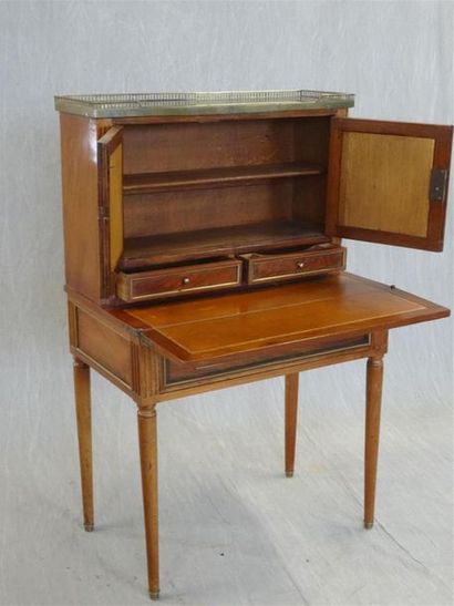 Bonheur du jour en acajou et galerie de laiton
Style...