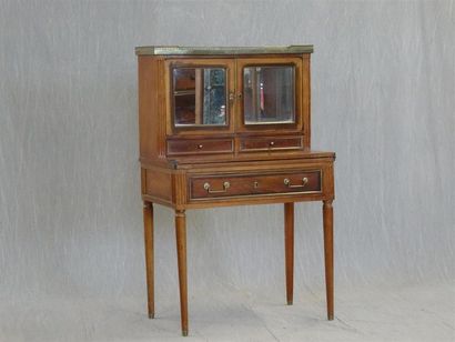 Bonheur du jour en acajou et galerie de laiton
Style...