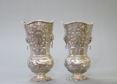 Paire de vases sur piedouche en argent anglais...