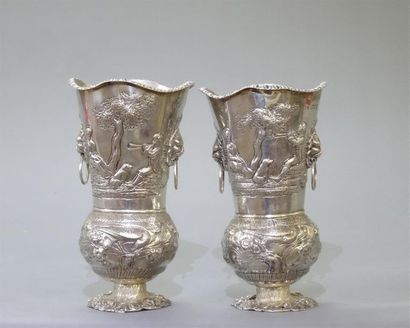 Paire de vases sur piedouche en argent anglais...
