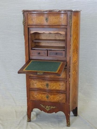 Secrétaire marqueté à quatre tiroirs et un...