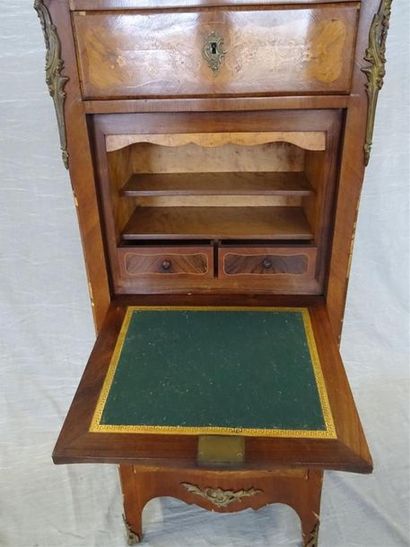 Secrétaire marqueté à quatre tiroirs et un...
