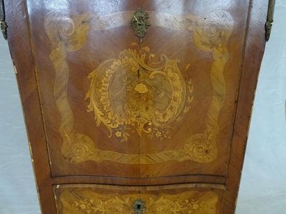 Secrétaire marqueté à quatre tiroirs et un...