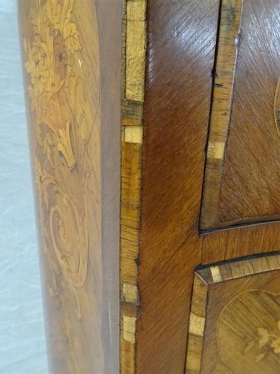 Secrétaire marqueté à quatre tiroirs et un...