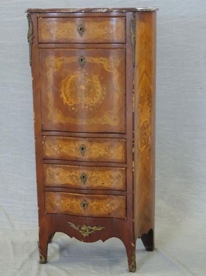 Secrétaire marqueté à quatre tiroirs et un...