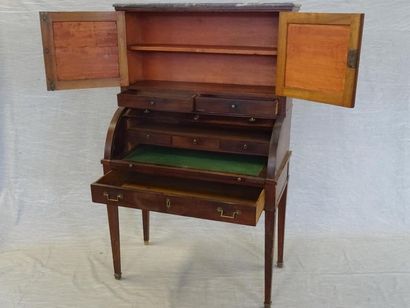 Petit bureau cylindre dessus marbre ouvrant...