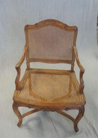Fauteuil en bois sculpté et canné
Epoque...