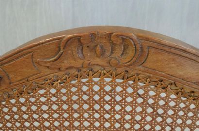 Fauteuil en bois sculpté et canné
Epoque...