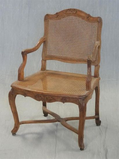 Fauteuil en bois sculpté et canné
Epoque...