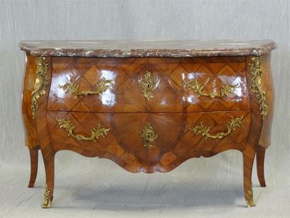 Commode tombeau en frisage de satiné, ouvrant...