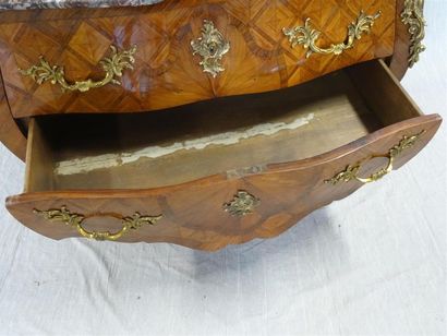 Commode tombeau en frisage de satiné, ouvrant...