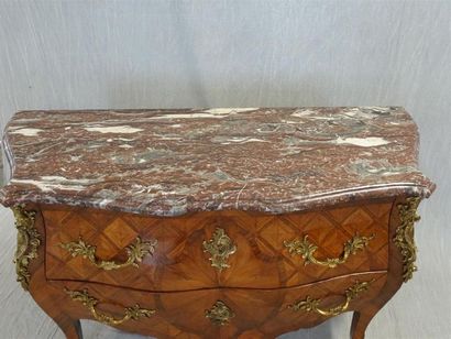 Commode tombeau en frisage de satiné, ouvrant...