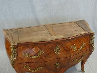 Commode tombeau en frisage de satiné, ouvrant...