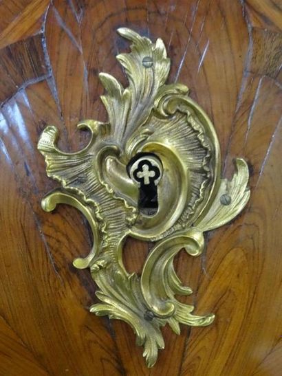 Commode tombeau en frisage de satiné, ouvrant...