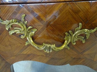 Commode tombeau en frisage de satiné, ouvrant...